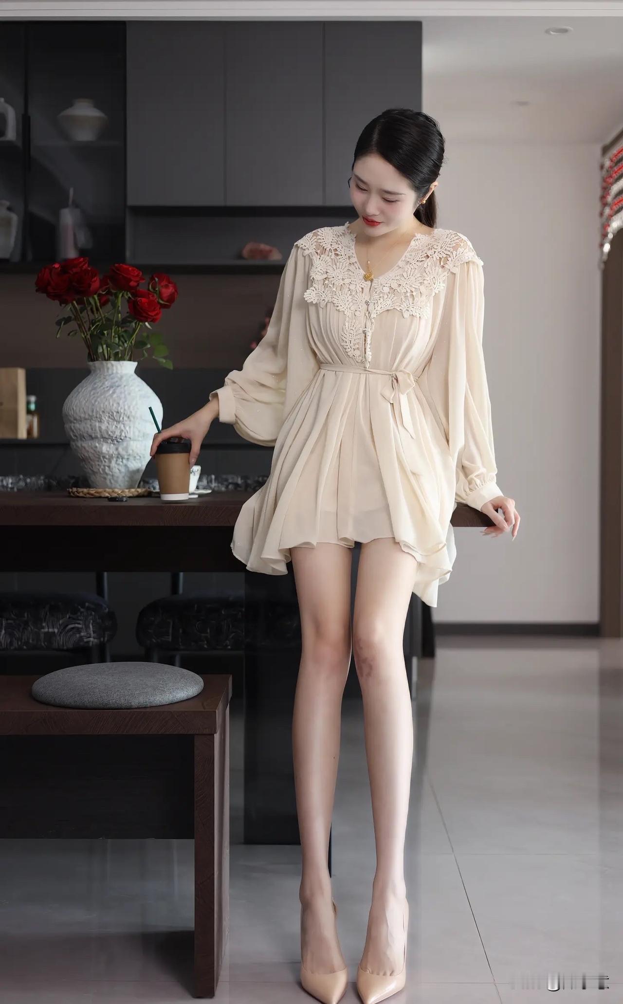 优雅气质穿搭，红玫瑰与咖啡的完美搭配