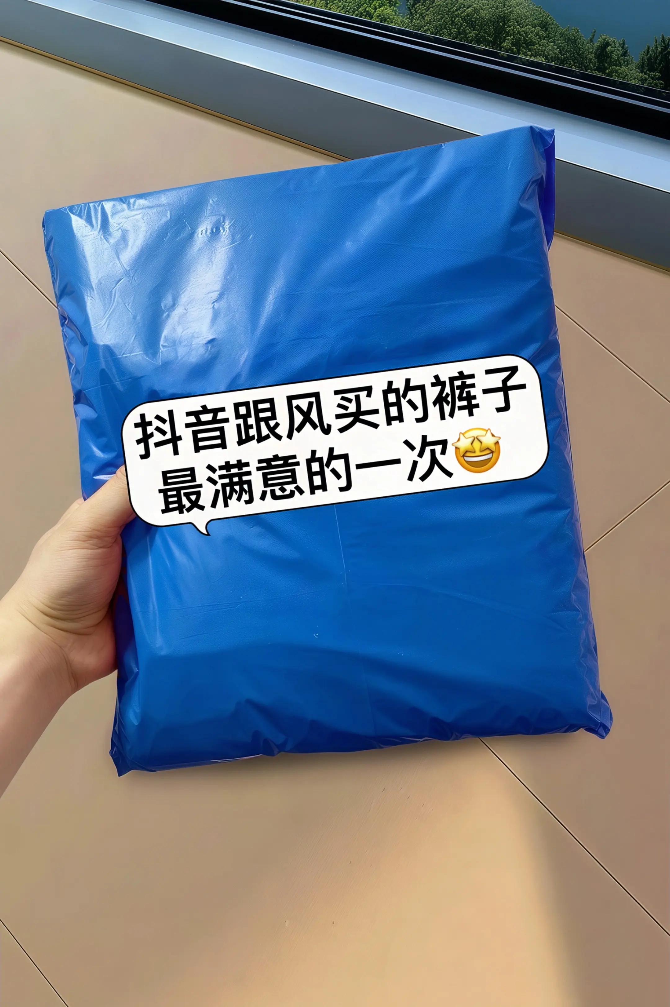 夏日氛围感拉满！这款高腰直筒休闲裤，精选透气亚麻面料，触感清凉不闷热...