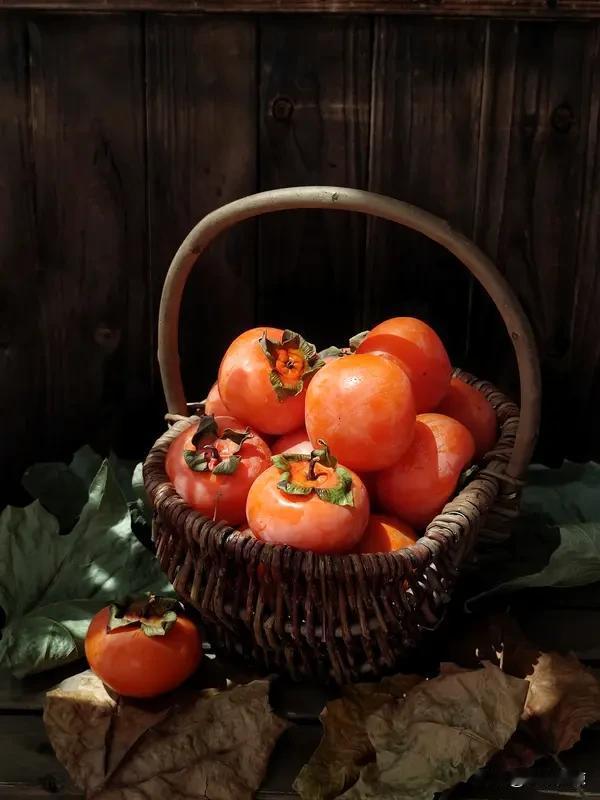 晒图笔记大赛 参加晒图笔记大赛，我必须来晒晒这秋收冬藏的红红灯笼柿子。大雪时节，