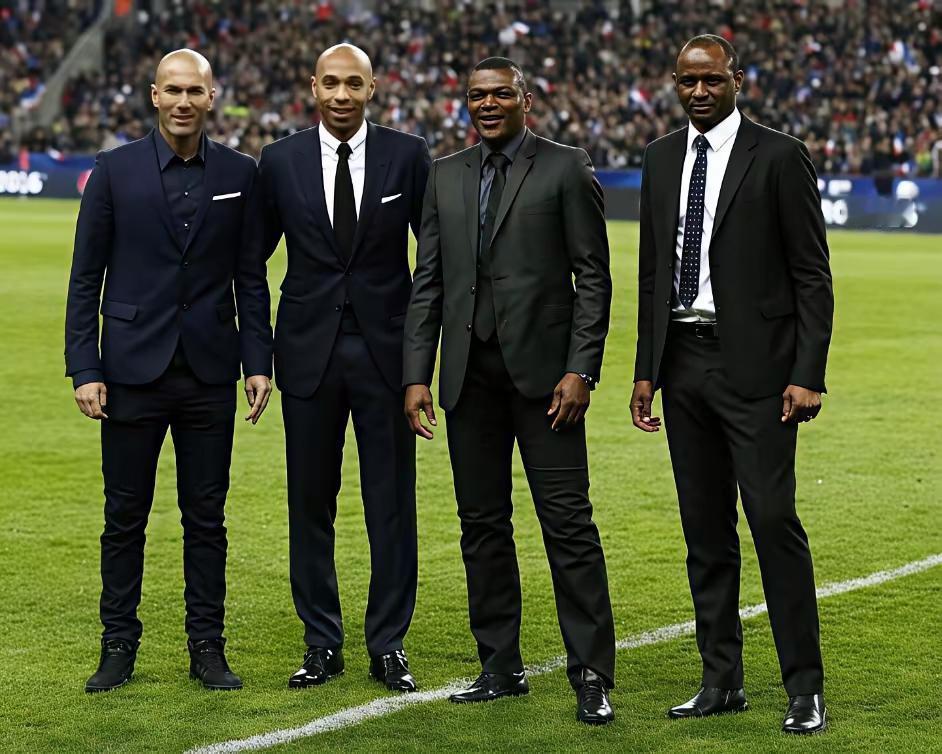 很多人惊讶齐祖不站在c位，但是了解法国国家队历史的人都知道，这是齐祖真实的地位。