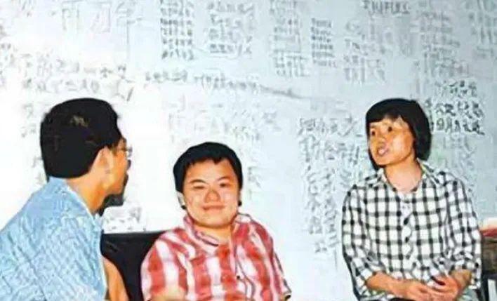 魏永康，一个生于湖南省岳阳市华容县的普通男孩，却因其出众的天赋和家庭的特殊环境而