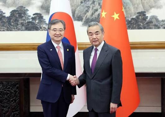 10月7号，王外长应约与韩国外长赵显进行了通话，双方重点谈了10月底APEC峰会