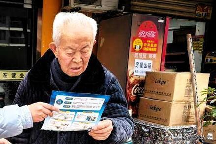 昨天和同事聊起养老话题，现在独生子女一代，正面临最现实的养老困境。上有四位老人要