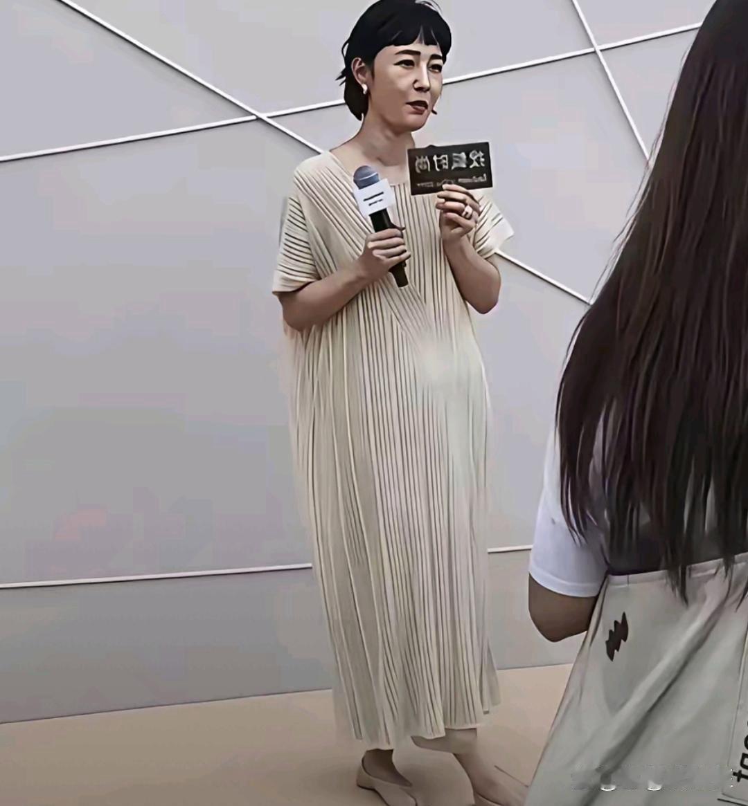 这居然是白百何吗，一点也没认出来。 