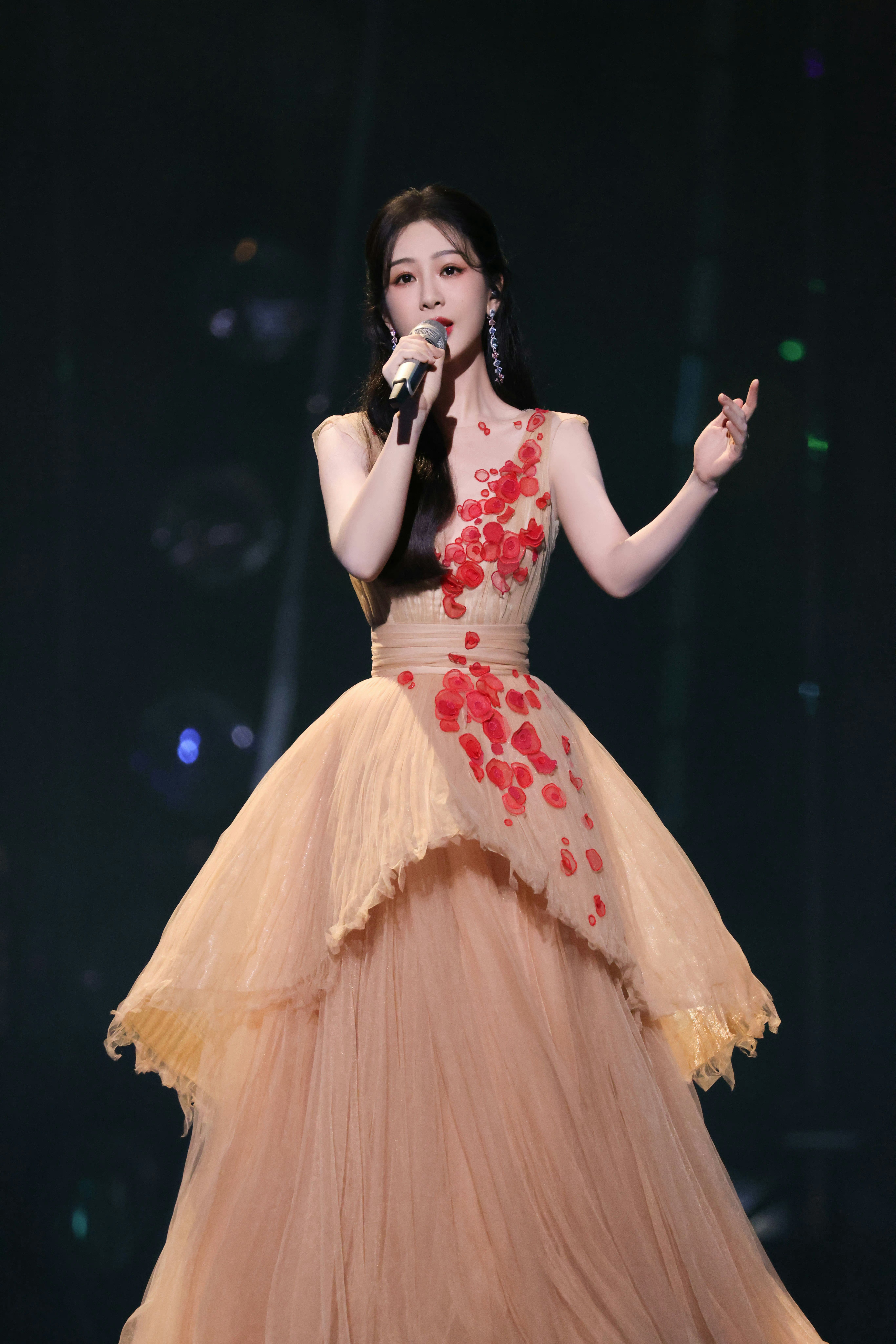 yz#杨紫何惟芳# “秋天的暖风也万物枯荣皆为你眼，我目眩神驰，你一笑清明，潦倒