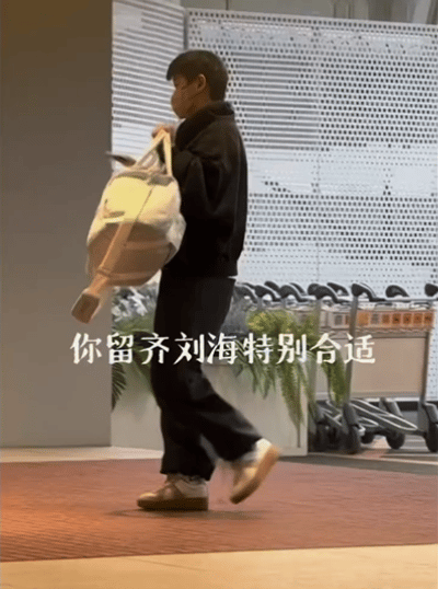 3.7日，莎莎到达北京机场，这一身打扮超级漂亮。
国乒今天一早到达机场，一起出发