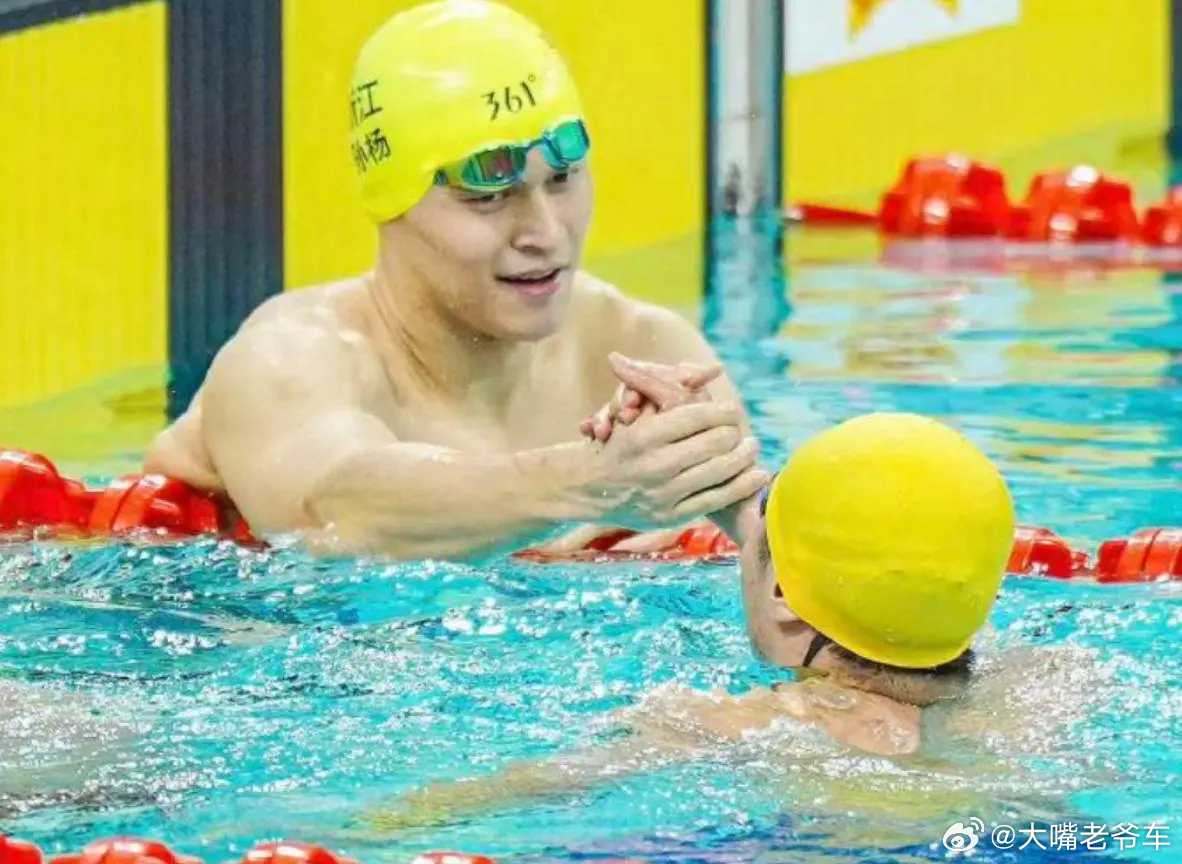 英雄迟暮！34岁孙杨惊险进入400自决赛比赛结束后，孙杨是最后一个离开的选手。看