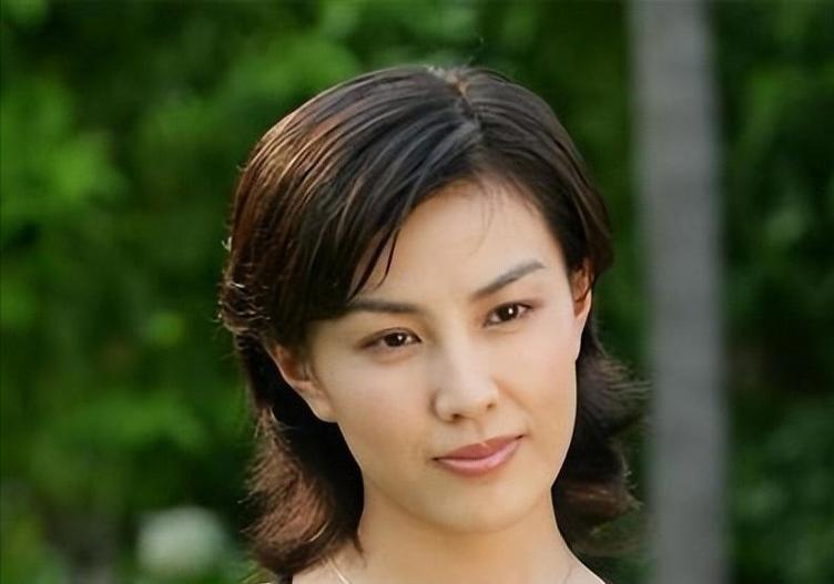 52岁知名女演员声称为前夫负债600万，靠拍短剧还债，“最坏打算是摆地摊卖 韭菜