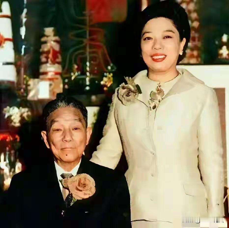 1974年，杨森九十大寿的留影里，他虽已耄耋之年，却目光炯炯。杨森是民国四川军阀