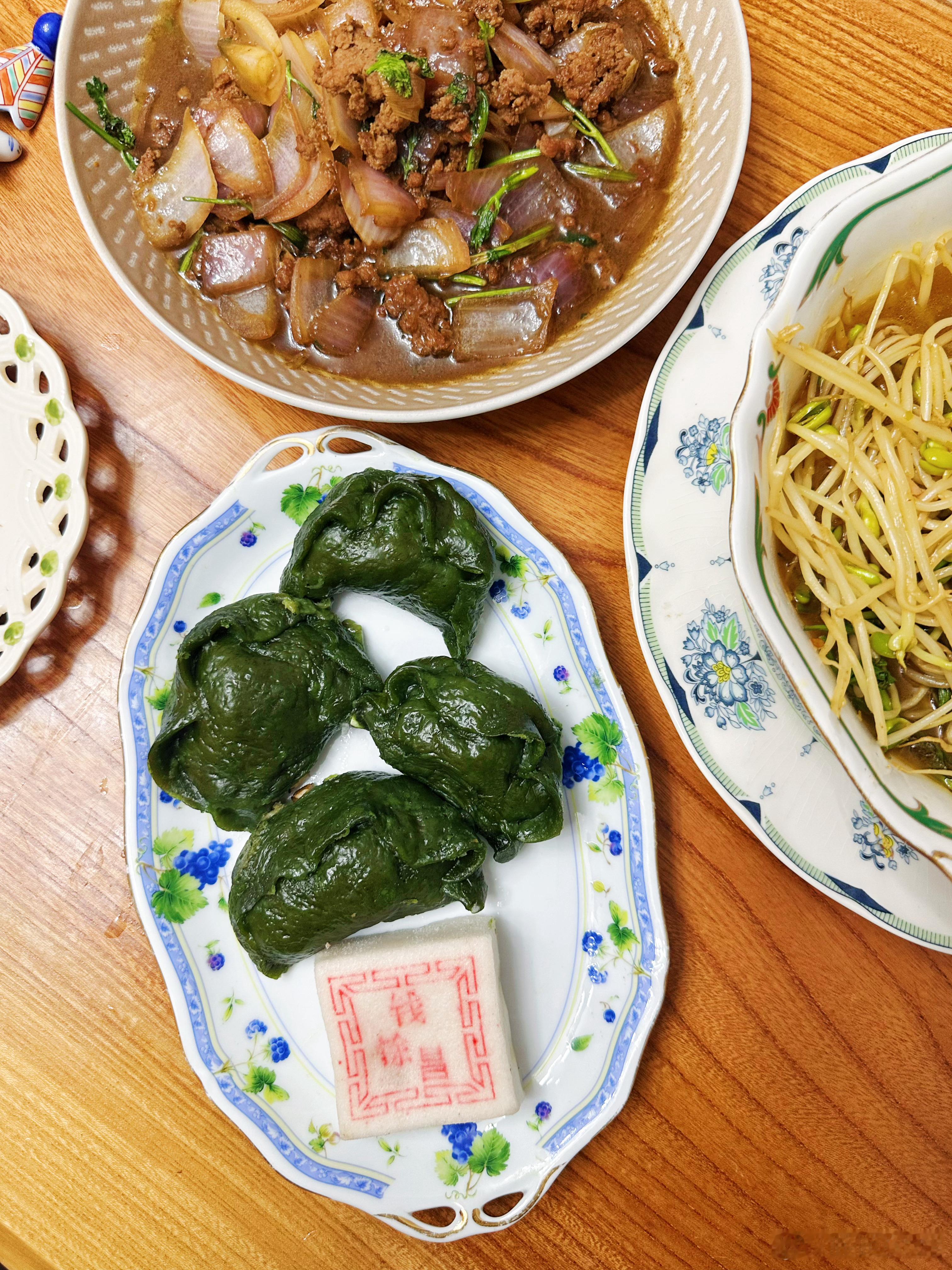 常在锅边转，哪能总不粘好友给我投喂了钱馀昌的青饺，造型很别致，我心心念念要摆个盘