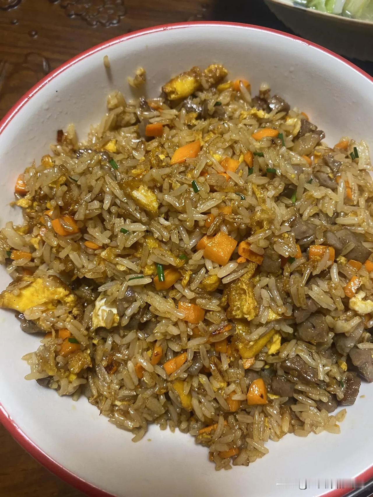 谁懂这个炒饭的含金量！昨晚剩了饭今天做蛋炒饭，没有香肠就用牛肉丸切丁，加胡萝卜，