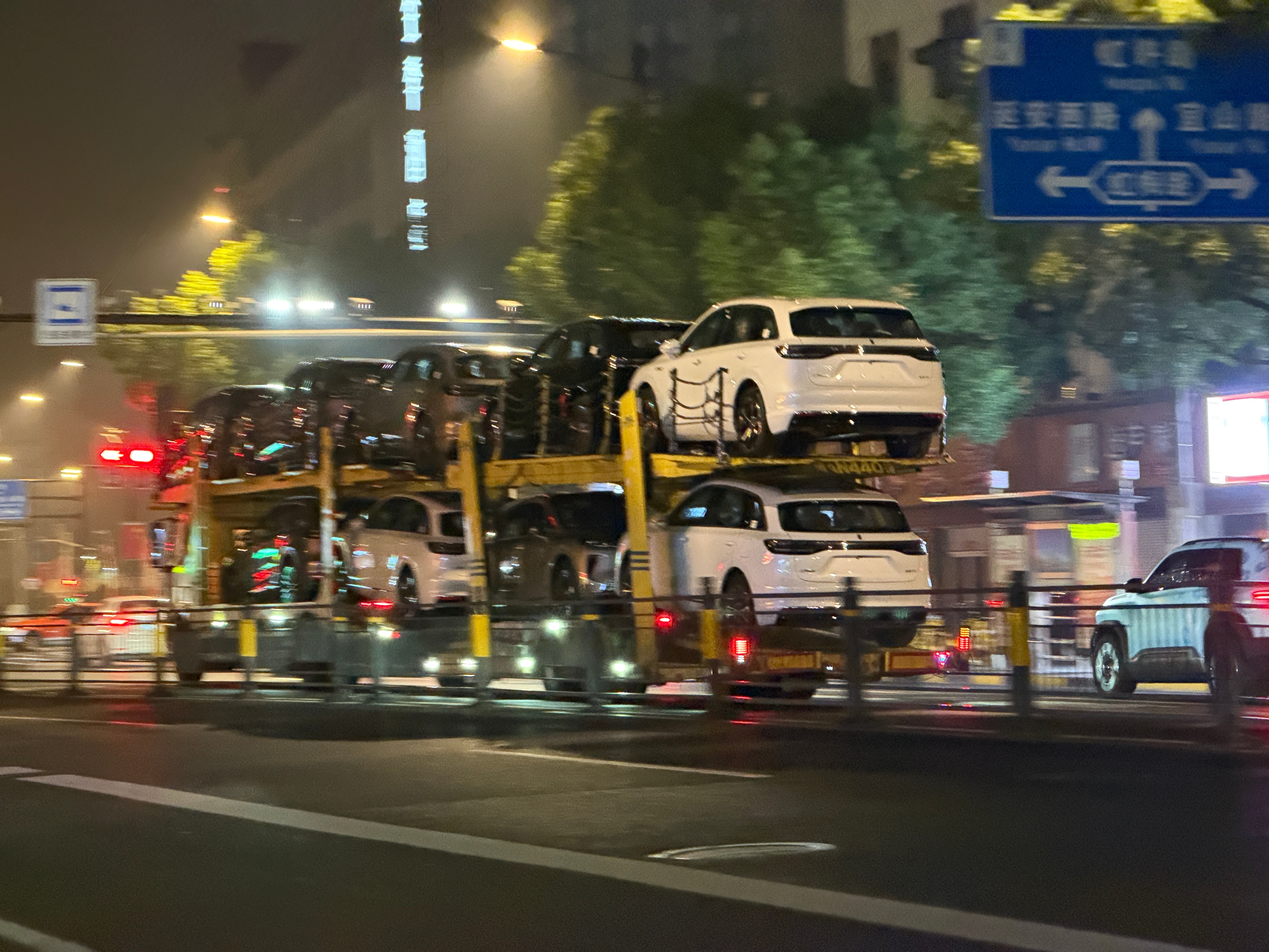 在上海大街上，偶遇一车尚界H5，不知道有没有我的！[嘻嘻]  ​​​