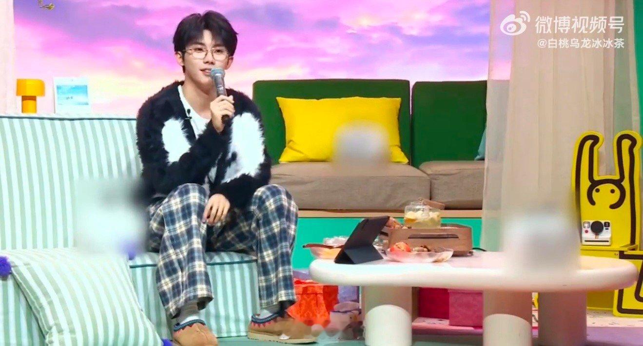 马嘉祺你真没把大家当外人 被马嘉祺的秋裤展示暖到了！不仅大方分享，还细心提醒天冷