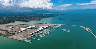 才20公里。买50艘近400米长的报废油轮首尾相接，改成浮桥，台风快来，断开轮船