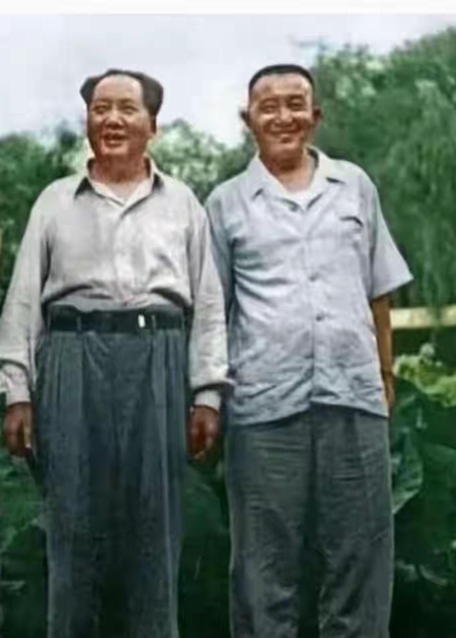 今天偶然翻到一张毛主席与罗瑞卿大将的合影，两人朴素的衣着格外引人瞩目。毛主席身着