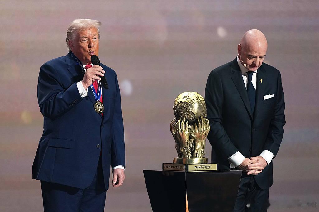 美国总统特朗普荣获首届国际足联和平奖 因凡蒂诺为其颁奖------北京时间12月