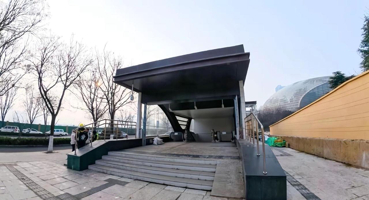 济南地铁6号线西段『省会大剧院站』出入口已经成形，期待年底通车运营👏🏻👏?