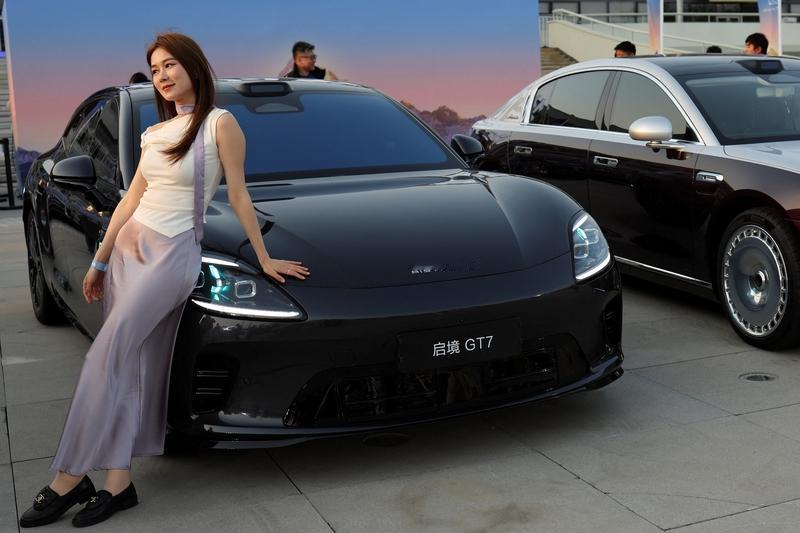 启境GT7采用华为乾崑多传感器融合感知路线，感知硬件配备全球量产最高规格896线