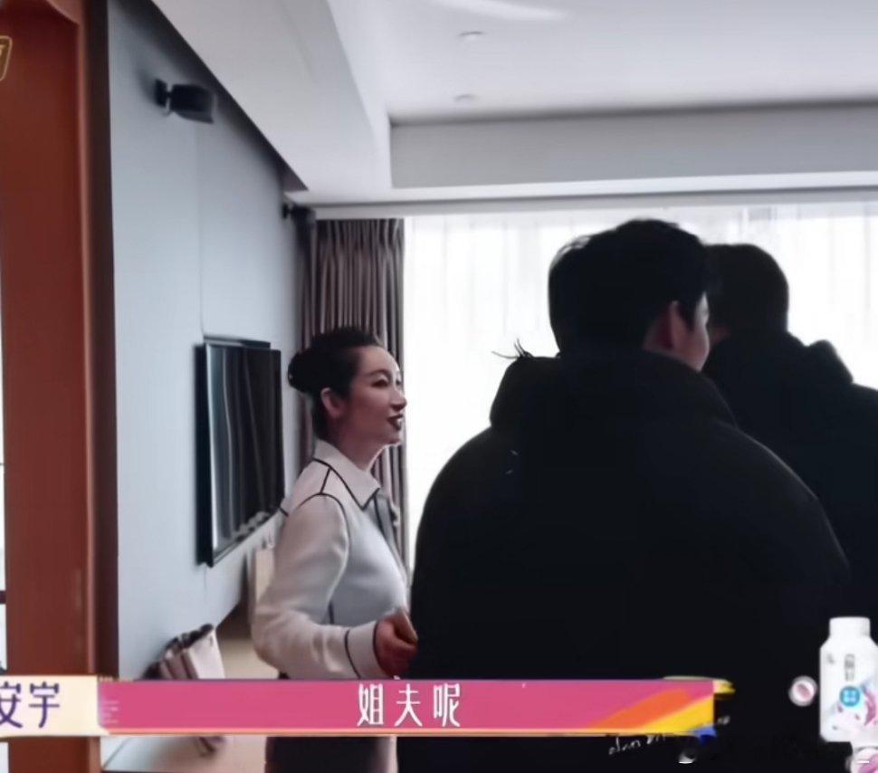 #花儿与少年丝路季[超话]# 哈哈哈哈哈哈哈哈不是你俩干啥呢，在这罚站啊[允悲]