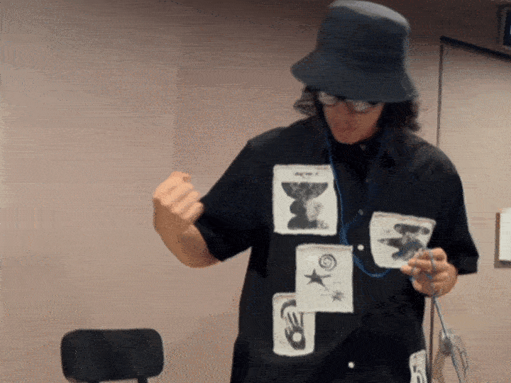 此沙配音对自己又掐又打 每次看此沙的作品都有新突破，《捕风追影》更是看到他在配音