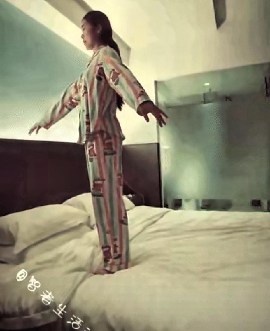 这个女孩太厉害了！
女孩的妈妈去女儿房间送东西时拍到的，这是女孩在舞蹈学校学的舞