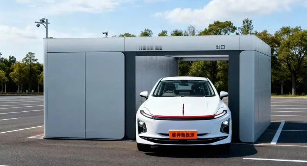 【巧克力换电香港站启动 全球首台右舵可换出租车红旗E-QM5亮相】日前，时代电服