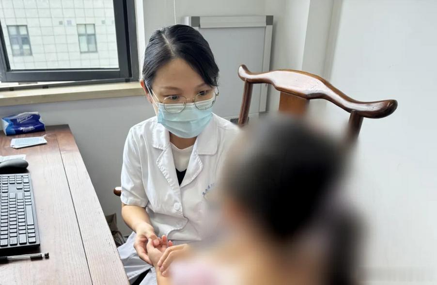 宁波7岁女童性早熟敲响儿童用品安全警钟近日，宁波江北区中医院中医儿科门诊陈笑雅的