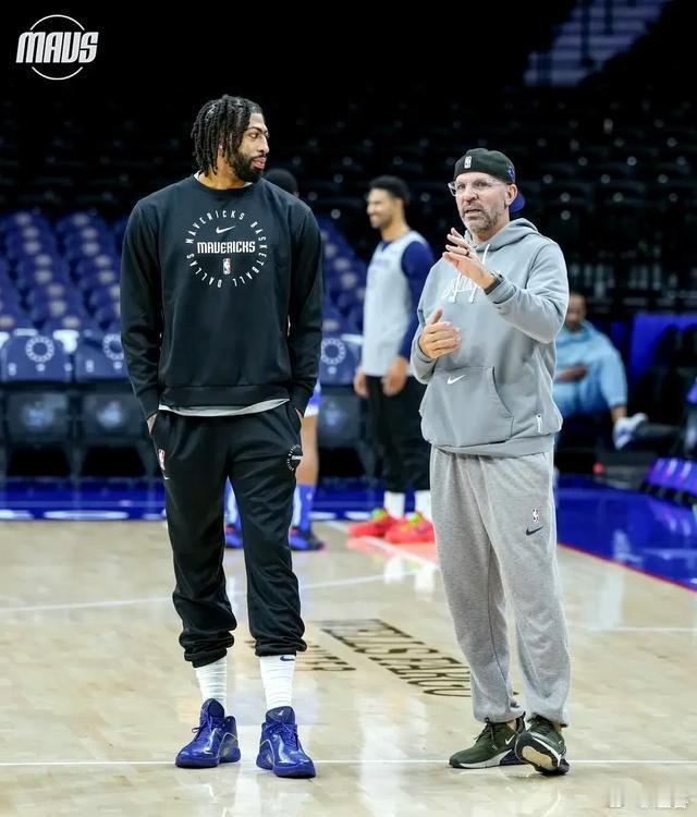 墨西哥城之夜，独行侠和活塞打了一场嚼布头般的比赛。东契奇的背影、欧文的重伤、浓眉