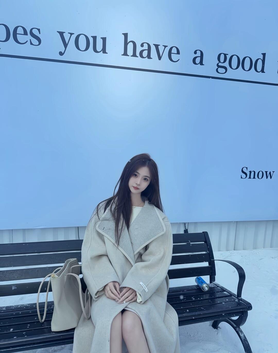 冬日暖阳下，雪地长椅上，温柔冬日穿搭