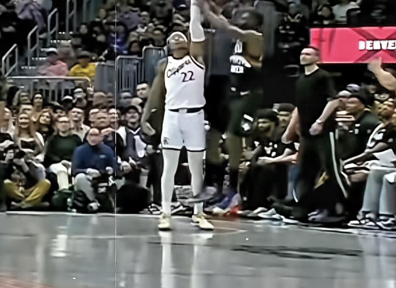 这个3分犯规，应该是快船本场输球的转折点！
说实话，乔丹米勒这个防守干净利落，而