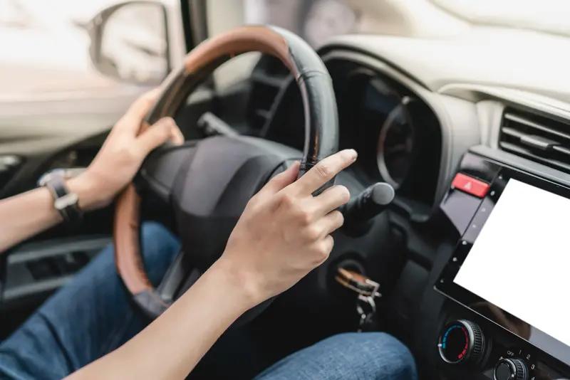 12月10日，北京一女乘客打车把电脑丢在车上 ，司机说打表去送女子不同意 ，说不