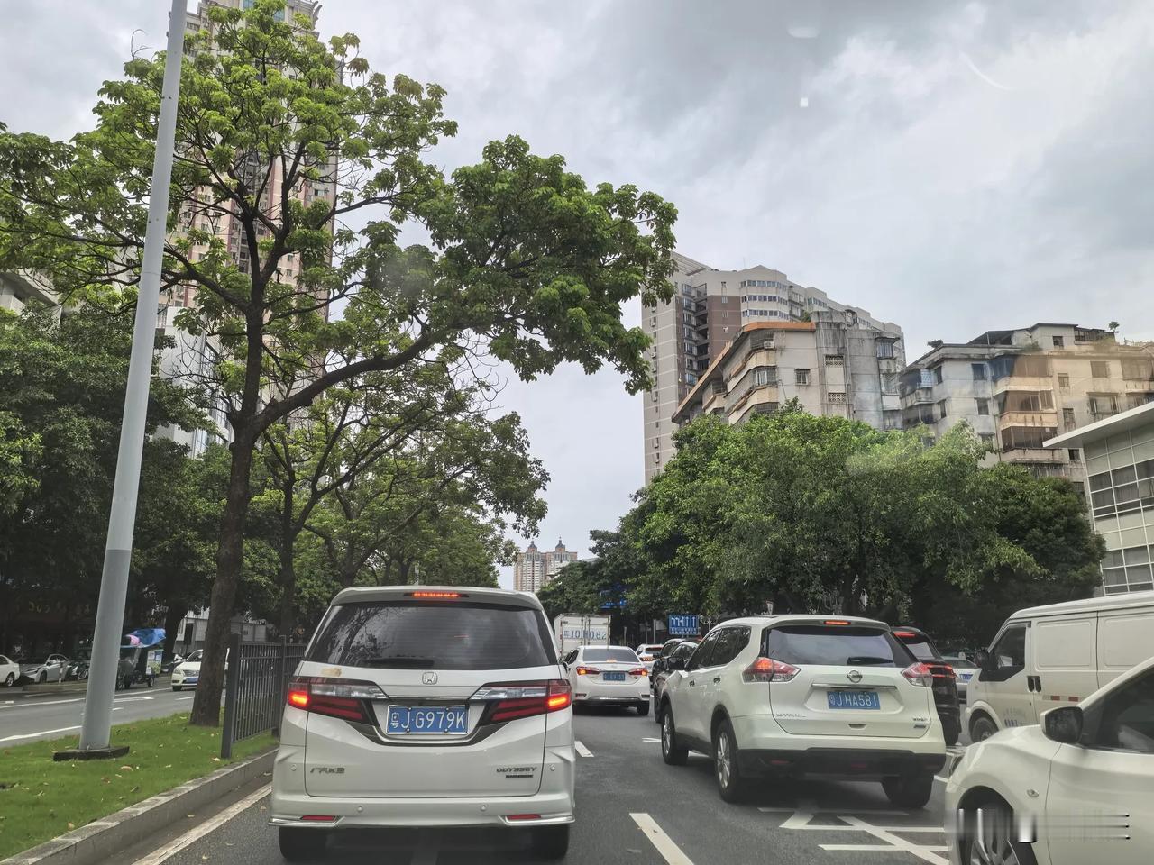 江门市北街大桥全封闭管制后，港口路的车流明显增多。
     北街大桥因桥梁加固