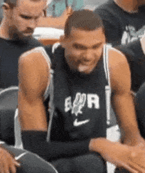 衣服穿人vs人穿衣服外星猛犬！昨天文班亚马在替补席搞怪被抓到了