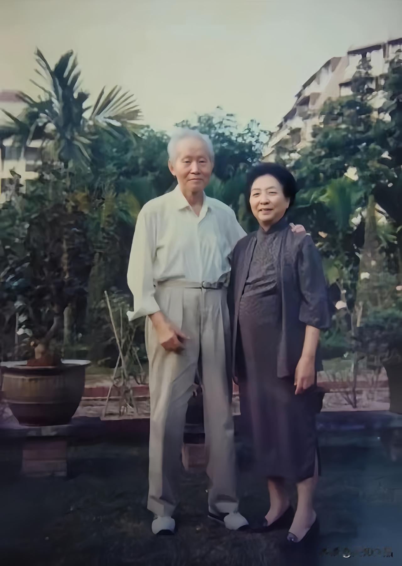 这是晚年孙立人与妻子张晶英的一张珍贵留影，绿荫如盖，藤蔓悄攀，两张爬满皱纹的脸上