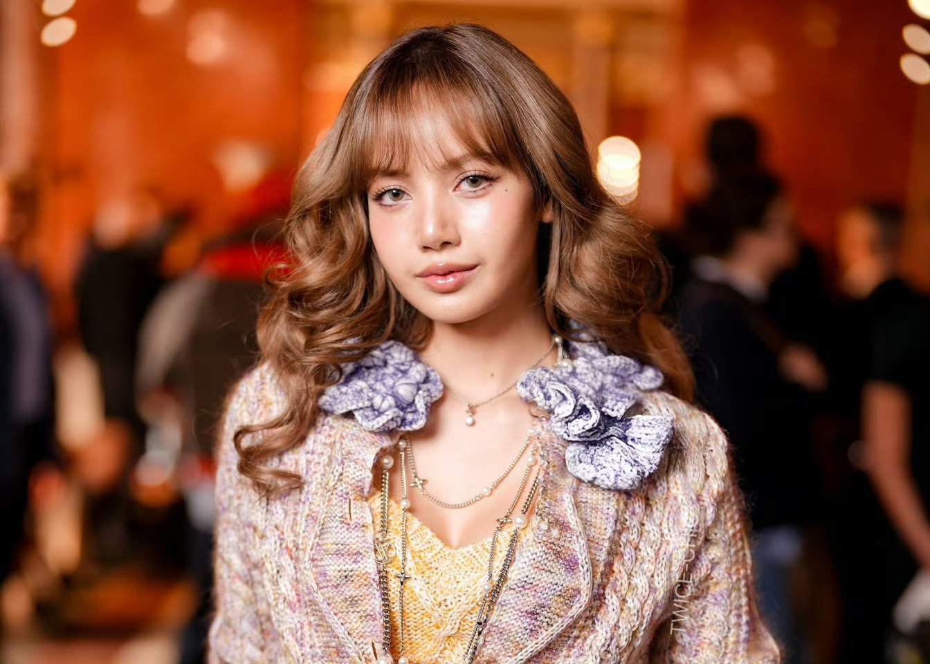 Lisa时装周芭比造型Lisa以一身粉橘色系造型亮相路易威登大秀，金色卷发与精致