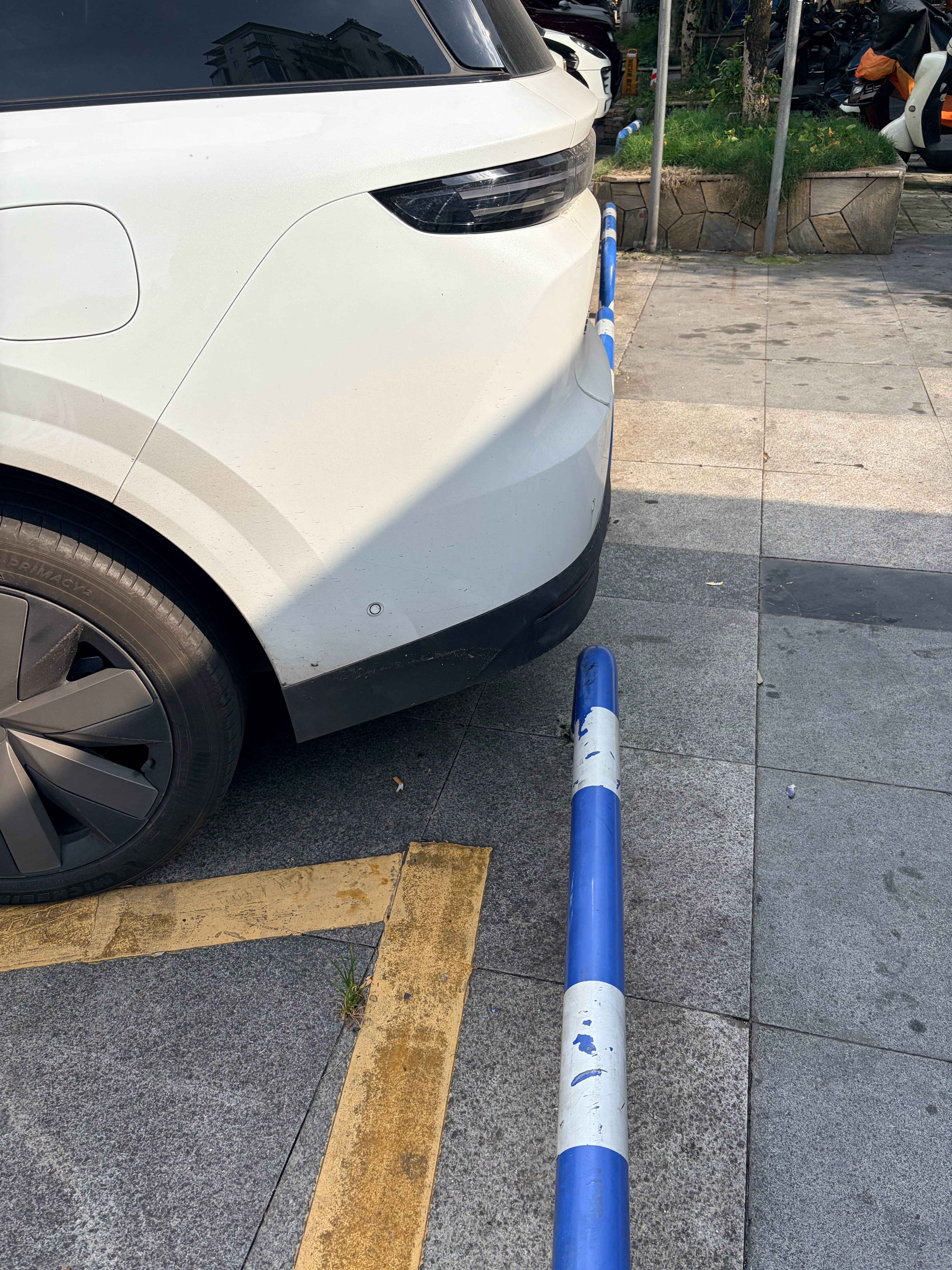 谁特么跟我说车越大越好的，你来停车。