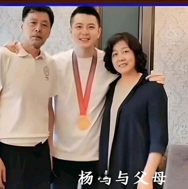 杨鸣的家人的现状

1、杨鸣父亲杨立成高大帅气，杨鸣的父亲杨立成是沈阳军区男篮核