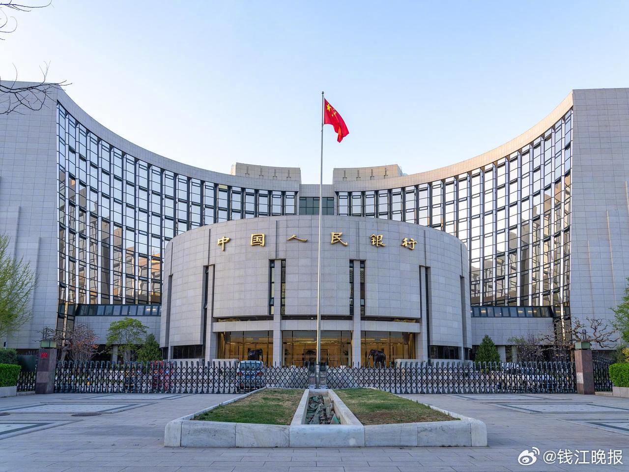中国人民银行行长潘功胜5月7日在国新办举行的新闻发布会上宣布，将下调个人住房公积