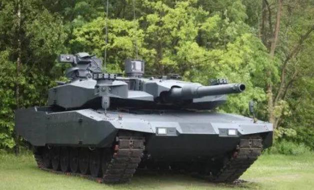 【德国将采购18辆全新“豹2A8”主战坦克】当地时间5月24日，德国联邦议院预算