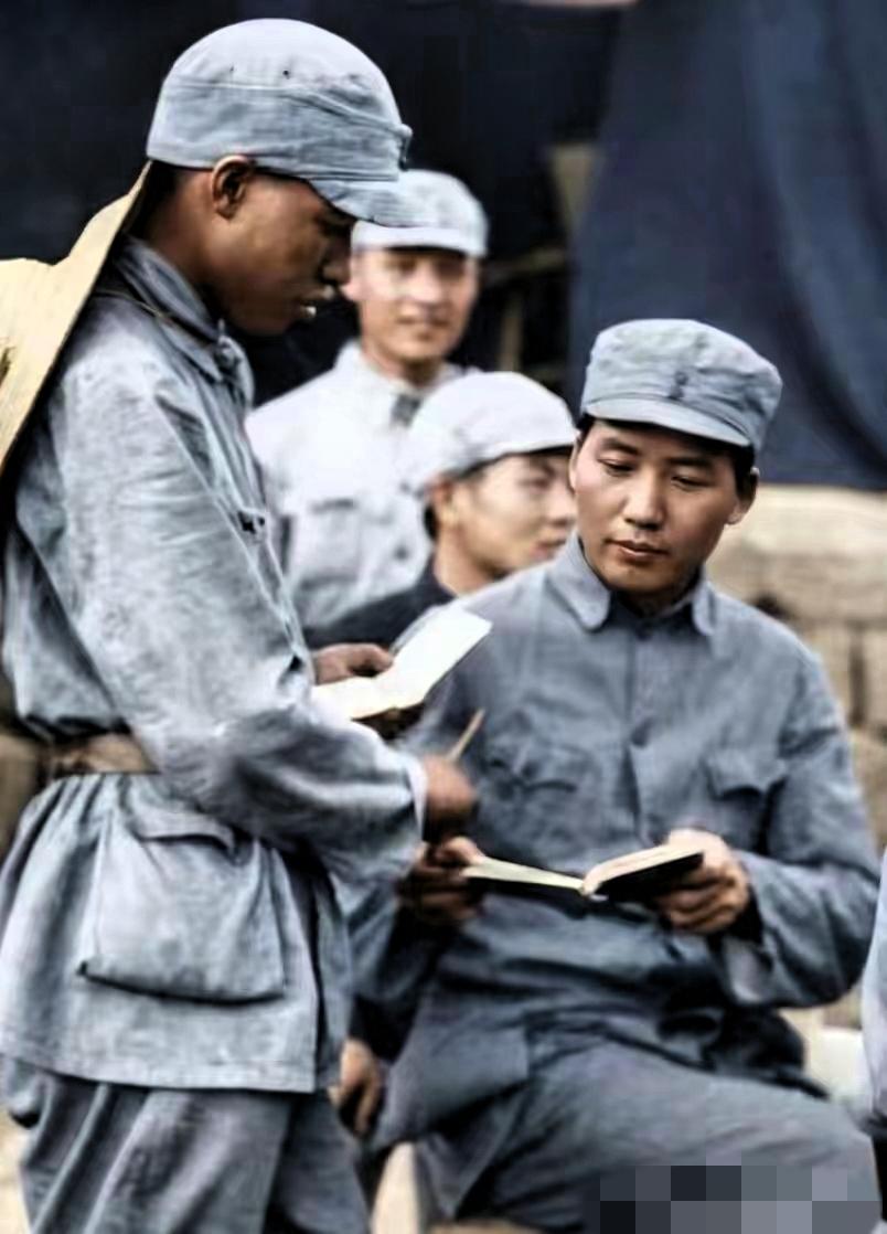 这不是演员，是毛主席真人！一身正气、英姿飒爽，这才是刻在中国人骨子里的帅气！他的