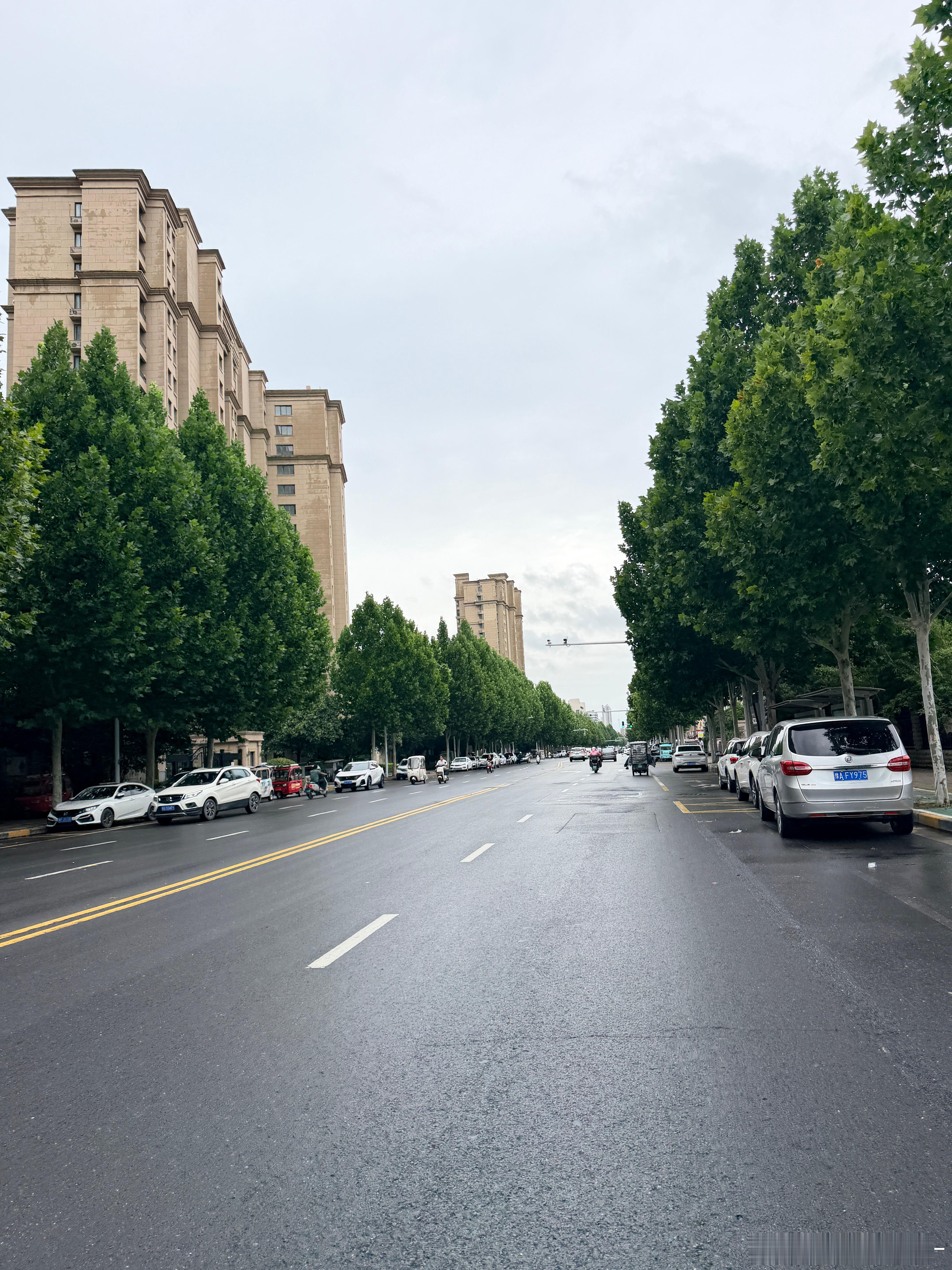 河南省升级发布暴雨红色预警下午短暂的雨停迫不及待下楼吸一口新鲜空气希望大家都平安