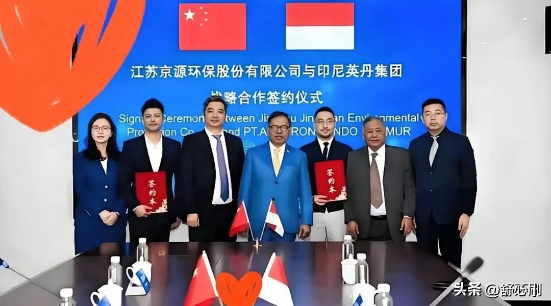 一声令下，三周清盘。产线全部拆成零件，涂布机拆下拉辊，电芯机器整齐码进集装箱。焊