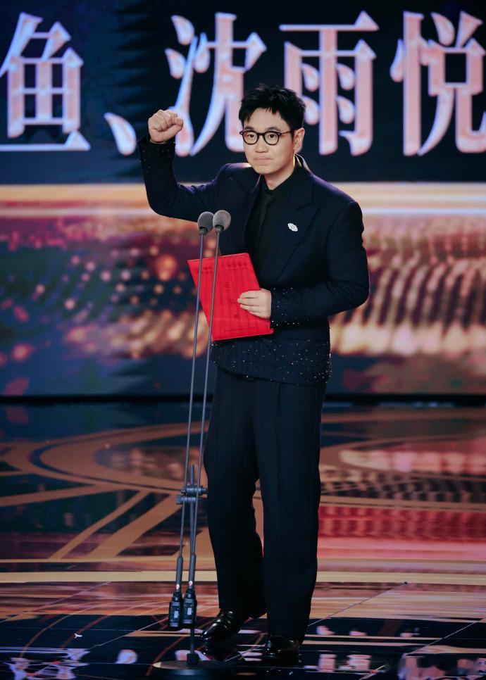 大鹏11年从新人导演成长为最佳导演大鹏获最受传媒关注导演编剧不用刻意营销人设，大