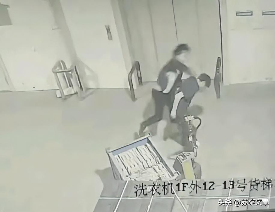 车间里，一个员工推着产品往前走，主管跟上来劈头盖脸一顿骂，骂完了还不解气，直接朝