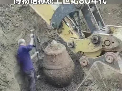 江苏盱眙工地 6 月 29 日挖掘机施工挖坑，意外挖出外形古朴疑似古董古缸，引来