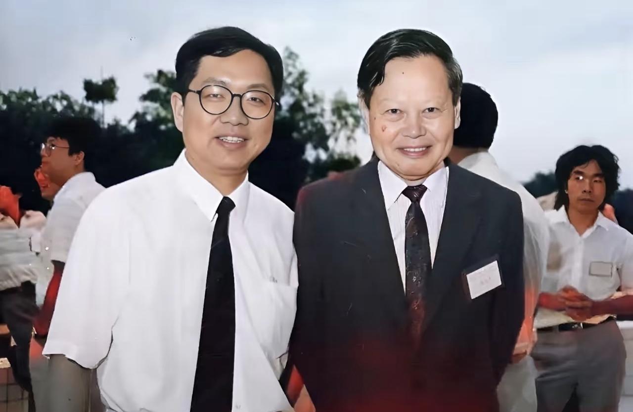 没想到两位站在人类智慧金字塔尖的学术泰斗碰面，最先聊的不是晦涩的专业公式，反而是
