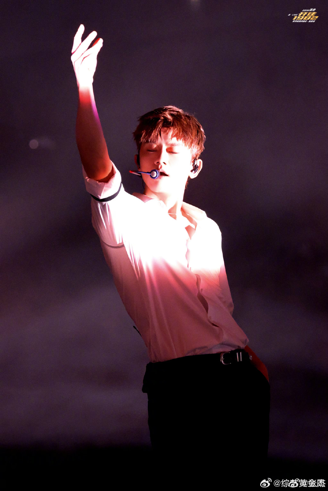 张杰鸟巢驭风歌开场张杰鸟巢演唱会春晚分会场一曲驭风歌唱响鸟巢，张杰唱功稳如CD，