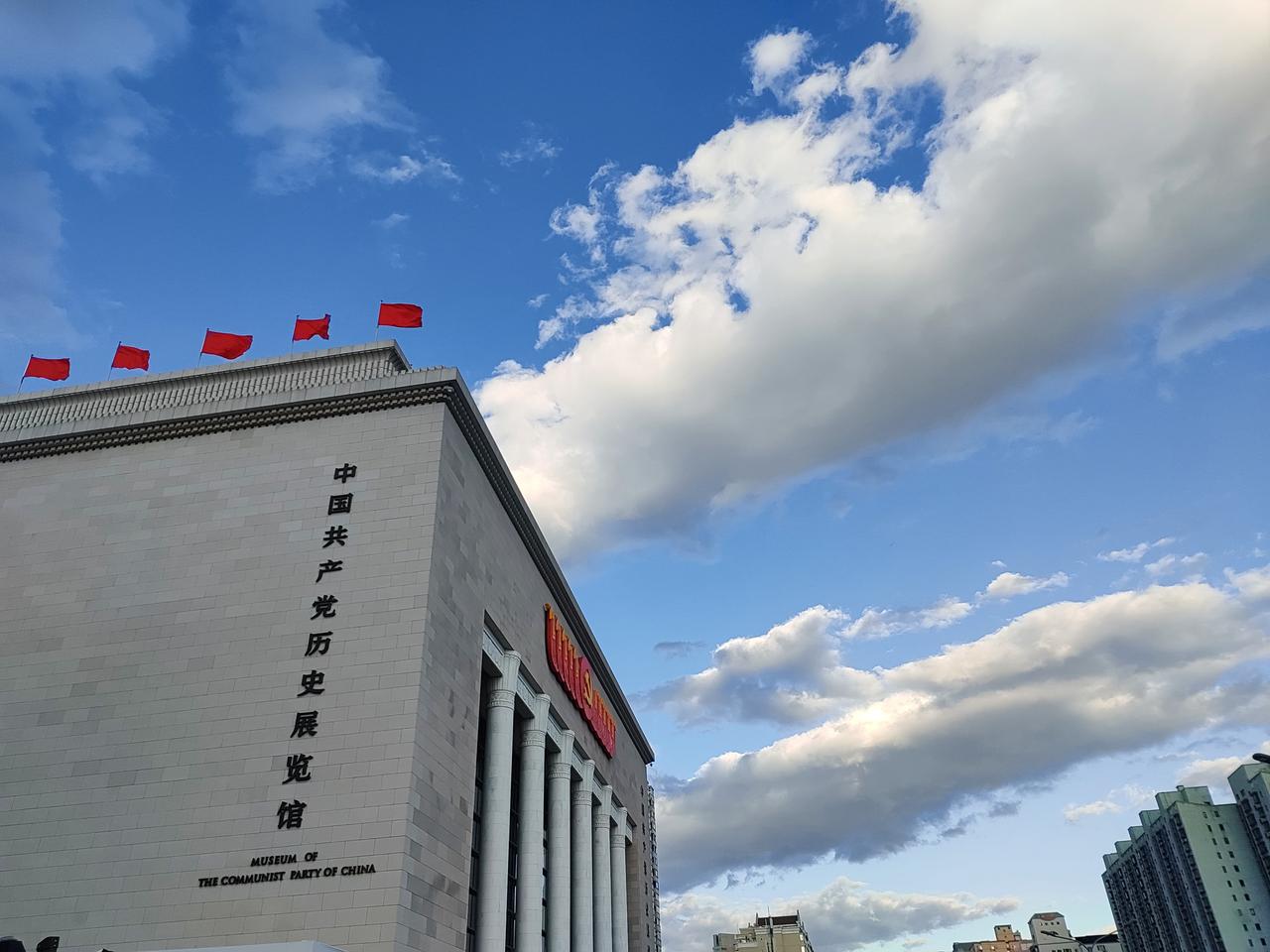 十月是北京最好的季节，下午路过党史展览馆，抬头看到蓝天白云，碧空如洗，游人如织。
