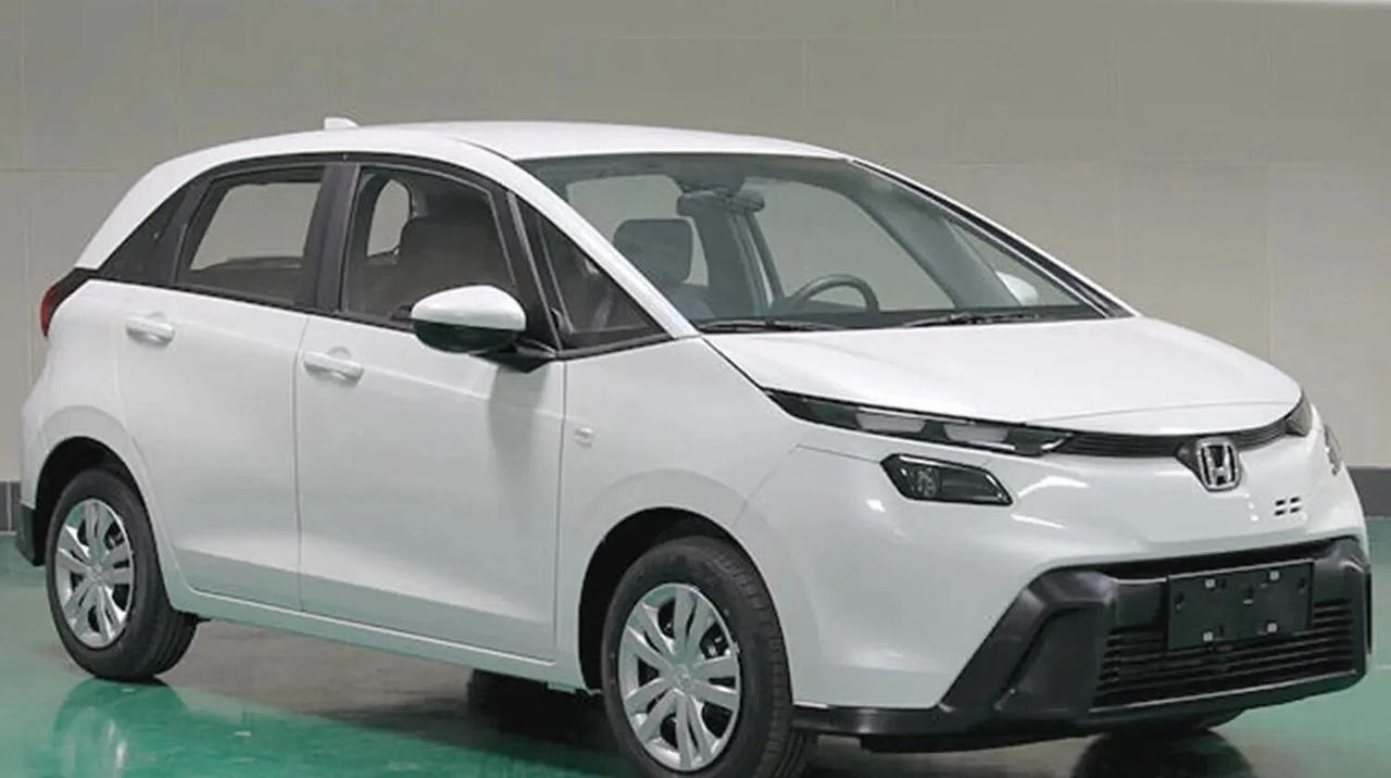 新款飞度实拍曝光！“平民超跑”换脸，还能抓住年轻人吗？去年在工信部悄悄亮相的新款