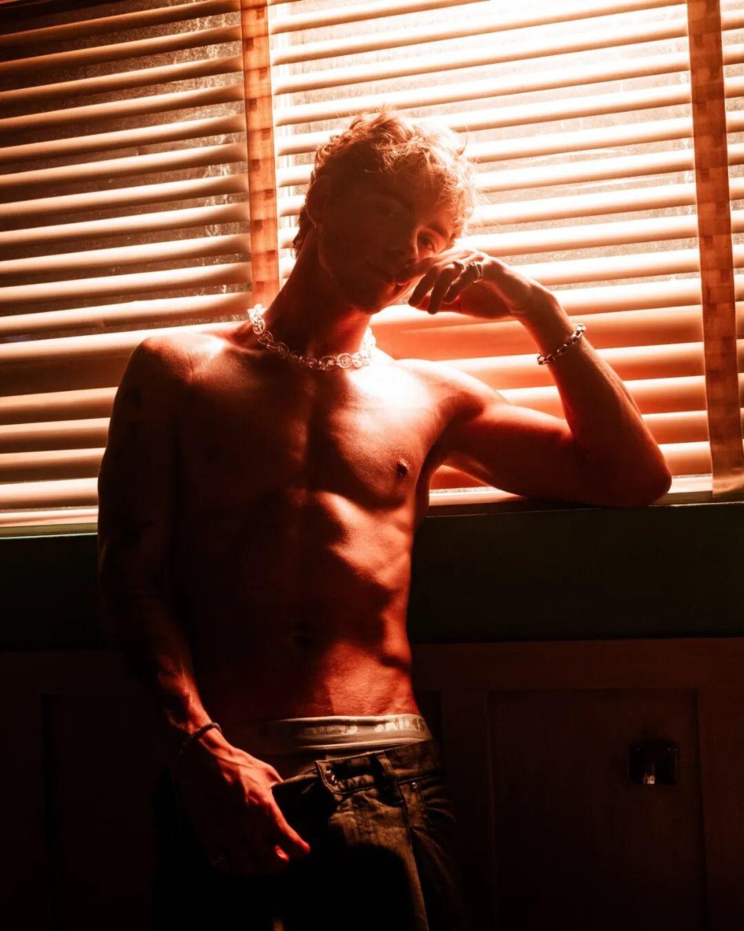不过还是爱26岁的美国高颜值男歌手 Corbyn Besson，他真的很帅。
真